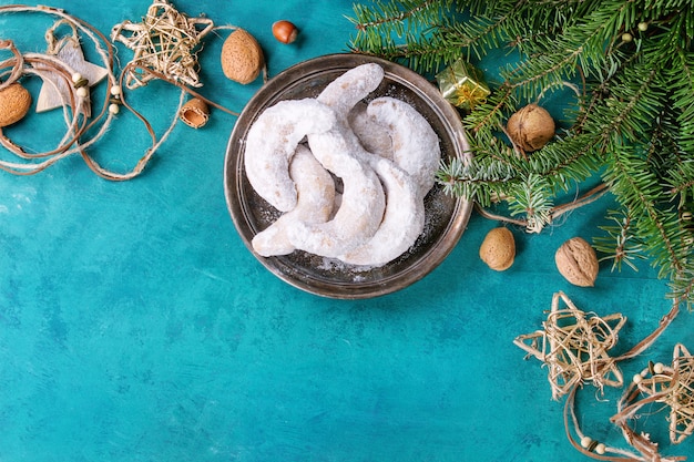 Mezzaluna di biscotti di Natale con decorazione di vacanza