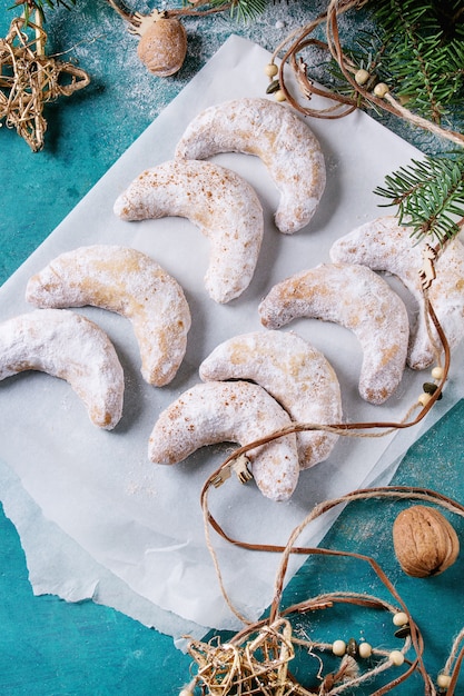 Mezzaluna di biscotti di Natale con decorazioni natalizie