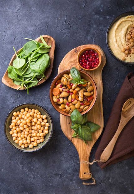 Mezze board mediterranea con hummus, fagioli, spinaci.