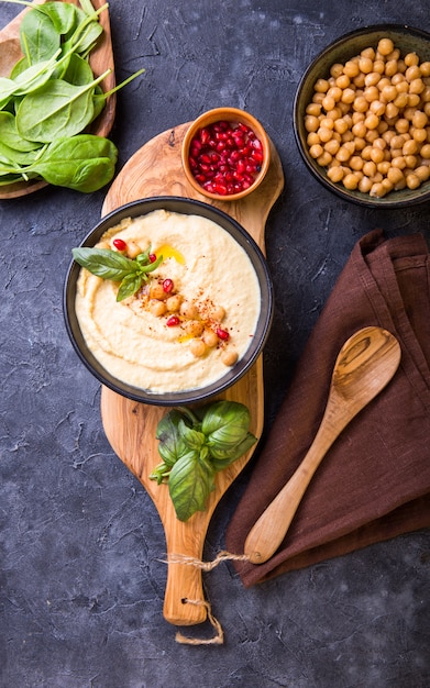 Mezze board mediterranea con hummus, fagioli, spinaci.