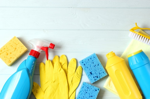 Mezzi per la pulizia e la disinfezione del primo piano su uno sfondo colorato