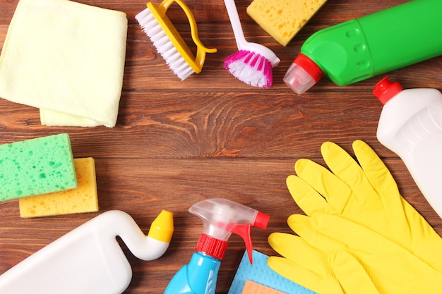 Mezzi per la pulizia e la disinfezione del primo piano su uno sfondo colorato