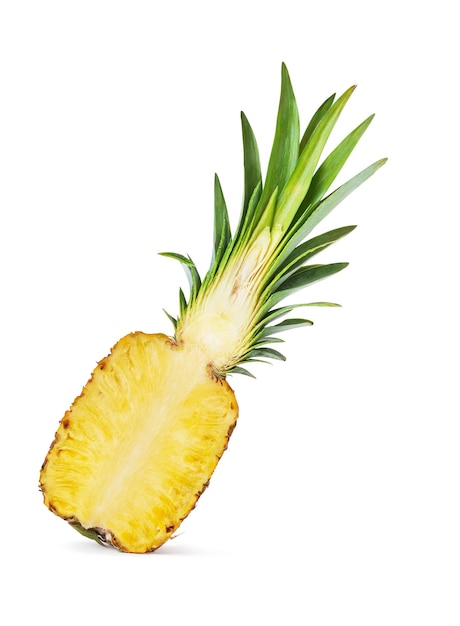 mezzo ananas su uno sfondo bianco isolato