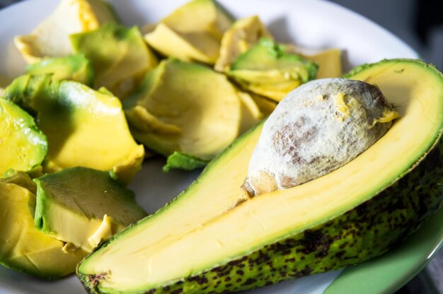 Mezzo avocado con nocciolo e chips di polpa