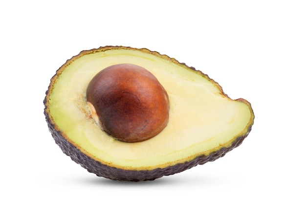 Mezzo avocado isolato su sfondo bianco