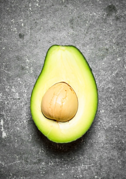 Mezzo Avocado. Su uno sfondo di pietra.