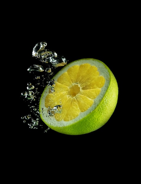 Mezzo lime in acqua su fondo di bollicine