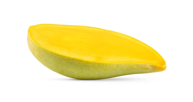 Mezzo mango isolato su sfondo bianco