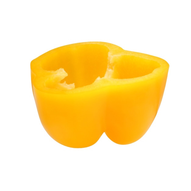 Mezzo peperone giallo isolato su uno sfondo bianco con tracciato di ritaglio. peperone dolce.