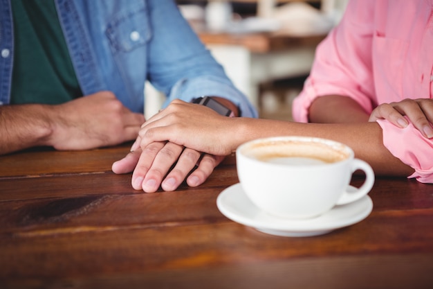 Mezzo sezione di tenersi per mano delle coppie