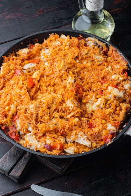 Mi mancano anche le enchiladas messicane tradizionali con carne di pollo, riso e formaggio Cucina messicana su un vecchio sfondo di tavolo in legno scuro