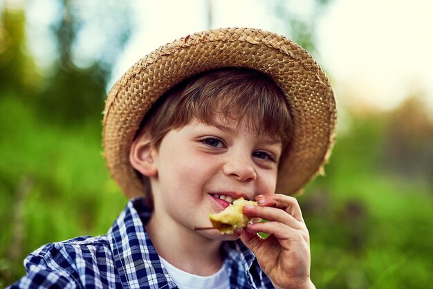 Mi sto solo fermando per uno spuntino durante la mia esplorazione all'aperto Ritratto di un ragazzino che si gode un po' di tempo all'aria aperta