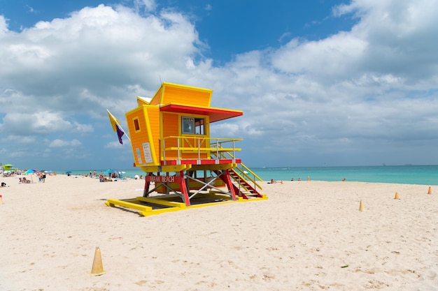 Miami Beach Florida USA 19 aprile 2021 torre del bagnino in spiaggia estiva al mare