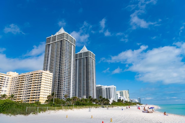 Miami Beach Florida USA 20 marzo 2021 resort estivo sulla spiaggia con i grattacieli del centro di Miami
