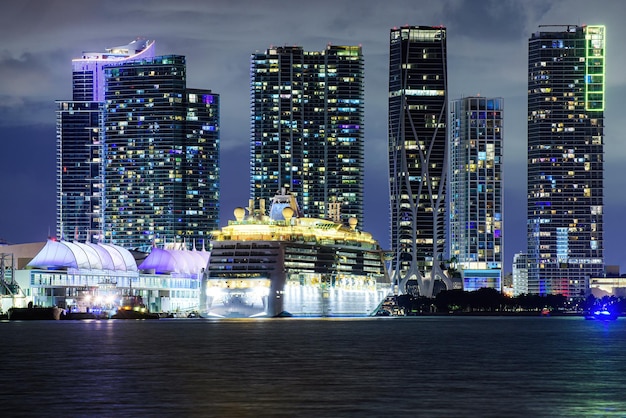 Miami night downtown Nave da crociera nel porto di Miami al tramonto con più yacht di lusso Notte vi
