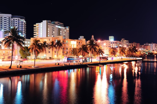 Miami South Beach Street View con riflessi d'acqua di notte