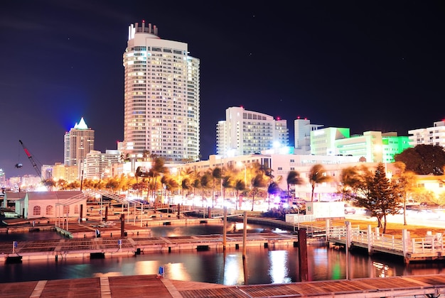 Miami South Beach Street View con riflessi d'acqua di notte