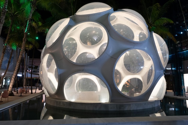 Miami, USA - 20 marzo 2021: Cupola del Design District sul plinto della piscina riflettente in Florida.