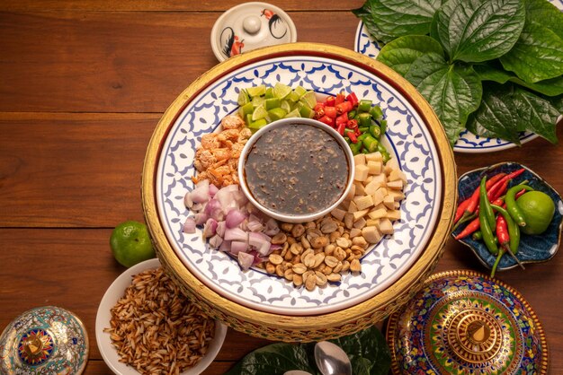 Miang Kham O foglie di betel selvatico Wrap Ingredienti con salsa di immersione dolce Antipasto asiatico