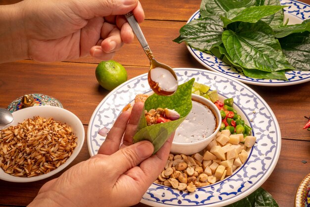 Miang Kham O foglie di betel selvatico Wrap Ingredienti con salsa di immersione dolce Antipasto asiatico