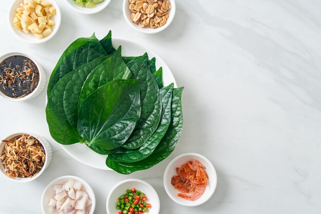 Miang kham - Un antipasto con foglie reali - È uno spuntino tradizionale del sud-est asiatico dalla Thailandia e dal Laos.