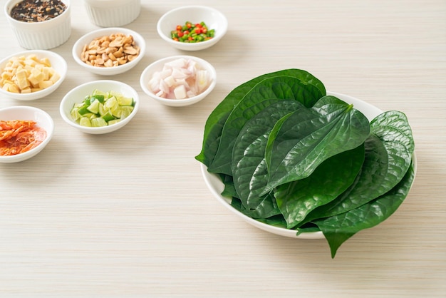 Miang kham Un antipasto con foglie reali