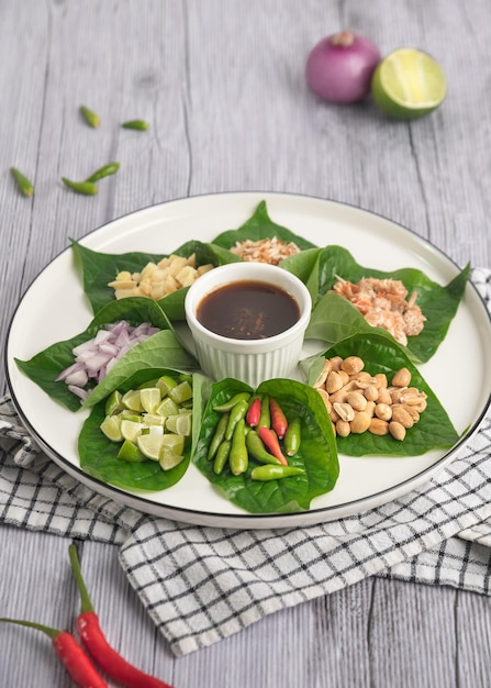 Miang kham Un appetitoso impacco di foglie reali