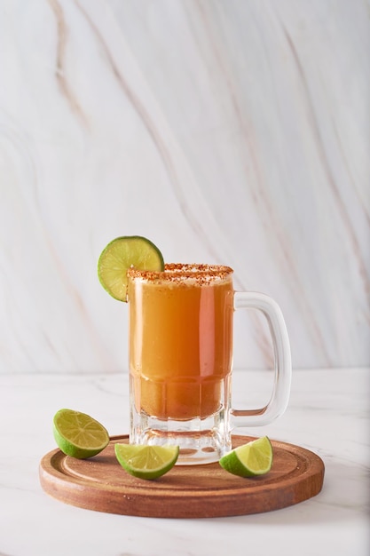 Michelada fatta in casa con Birra e Succo di Pomodoro