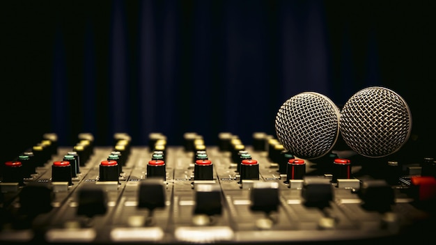Microfoni con mixer audio in studio