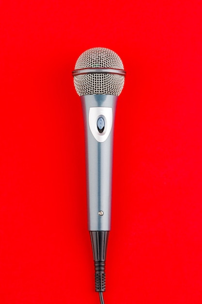 Microfono audio vocale su sfondo rosso