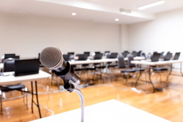 Microfono con laptop sullo sfondo del tavolo nella sala seminari