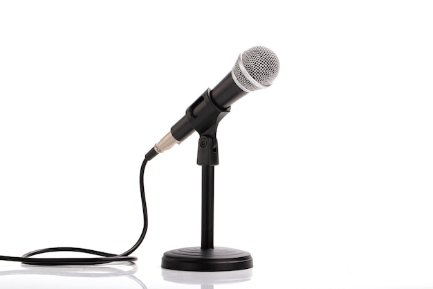 Microfono con supporto isolato su sfondo bianco