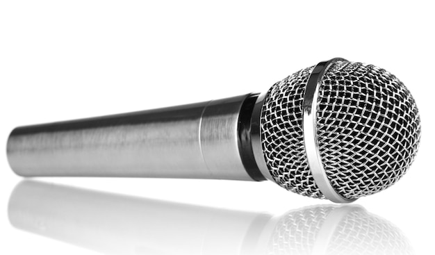 Microfono d'argento isolato su bianco