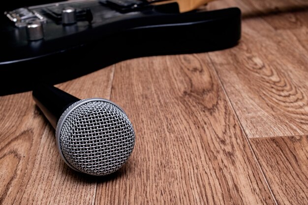 Microfono e chitarra su un fondo di legno