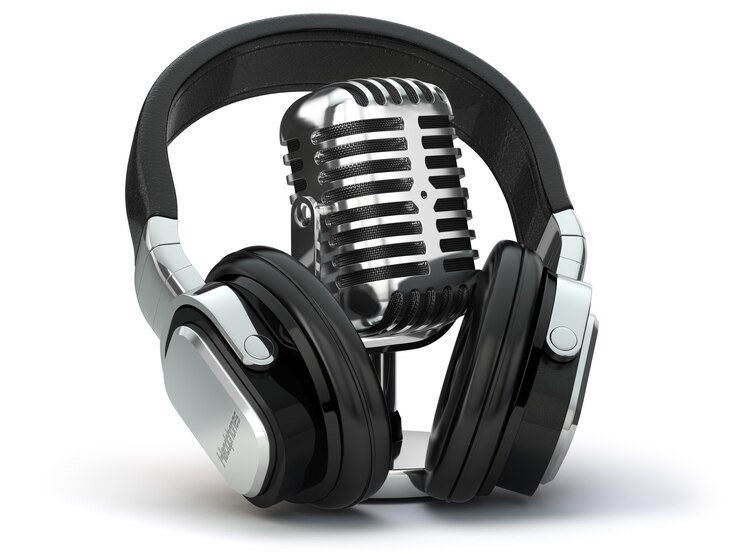 Foto microfono e cuffie vintage. concept audio e registrazione in studio. 3d