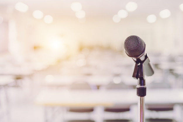 Microfono nel fondo di evento della stanza del seminario di conferenza