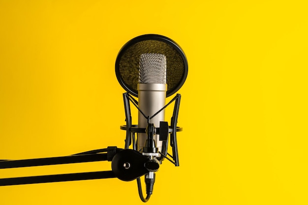 Microfono professionale sullo sfondo giallo dello studio