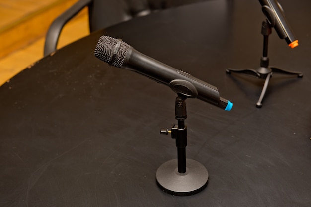 Microfono radio nero sul tavolo.