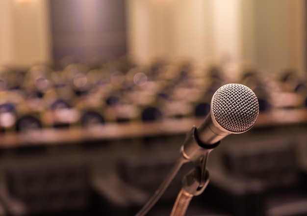 Microfono sopra l&#39;astratta foto sfocata di sala conferenze o seminario sfondo della sala