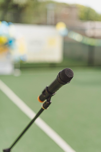 Microfono sul campo sportivo sul lato del tavolo nello stadio per il commentatore