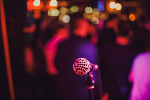 Microfono sul palco di un pub