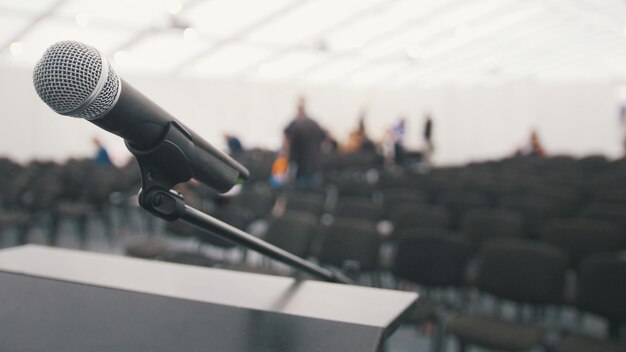 Microfono sul palco nell'auditorium in attesa di spettacoli, vista ravvicinata