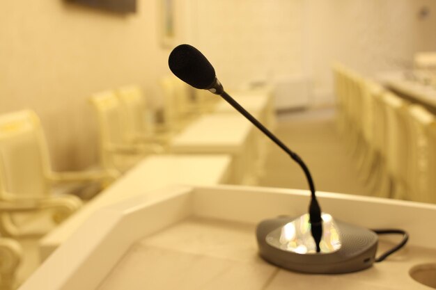 Microfono sul tavolo nella sala conferenze sfondo sfocato
