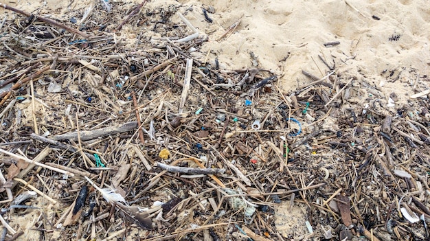 Microplastica che si lava a terra sulla spiaggia inquinata da microplastiche e rifiuti