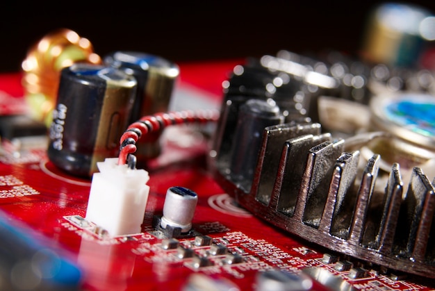 Microprocessore con sfondo della scheda madre. Circuito integrato del chip del computer. Concetto di hardware microelettronico.