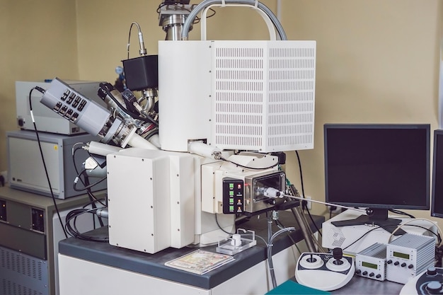 Microscopio elettronico a scansione a scansione con pistola a fascio ionico e strumento di analisi della dispersione degli elementi in un laboratorio di microscopia elettronica