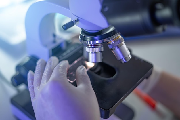 Microscopio in apparecchiature professionali di laboratorio biotecnologico