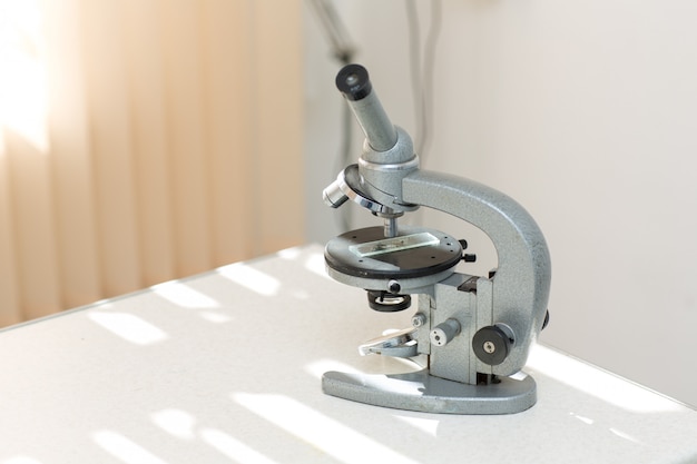 Microscopio sul tavolo. Test di ricerca in clinica.