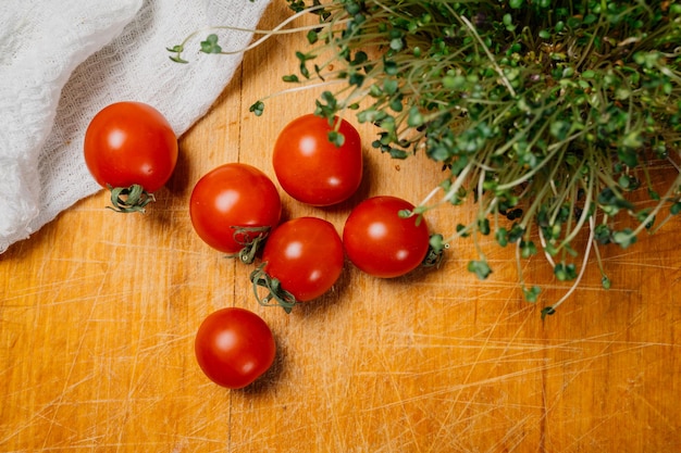 Microverdure sane coltivate in contenitore di vetro con pomodori. Foto di alta qualità