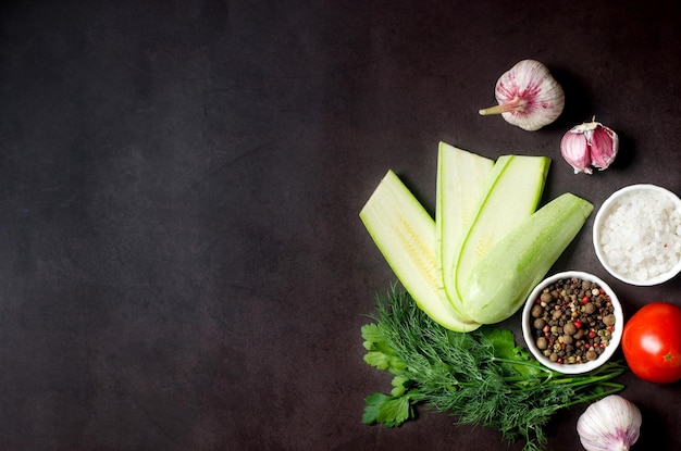 Midollo vegetale estivo fresco di stagione e altre verdure per cucinare